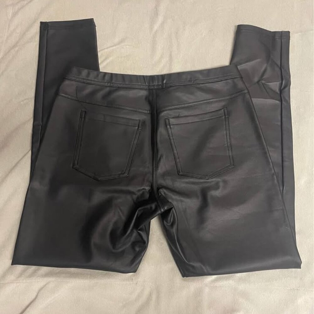 HUE Women’s leatherette leggings Medium